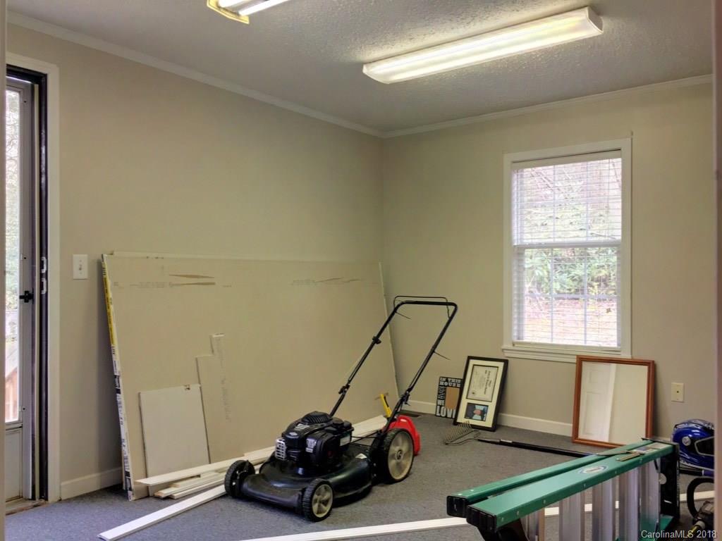 2915 Locust Grove Road Hendersonville, NC 28792 - Photo 22 of 30 a room with a window