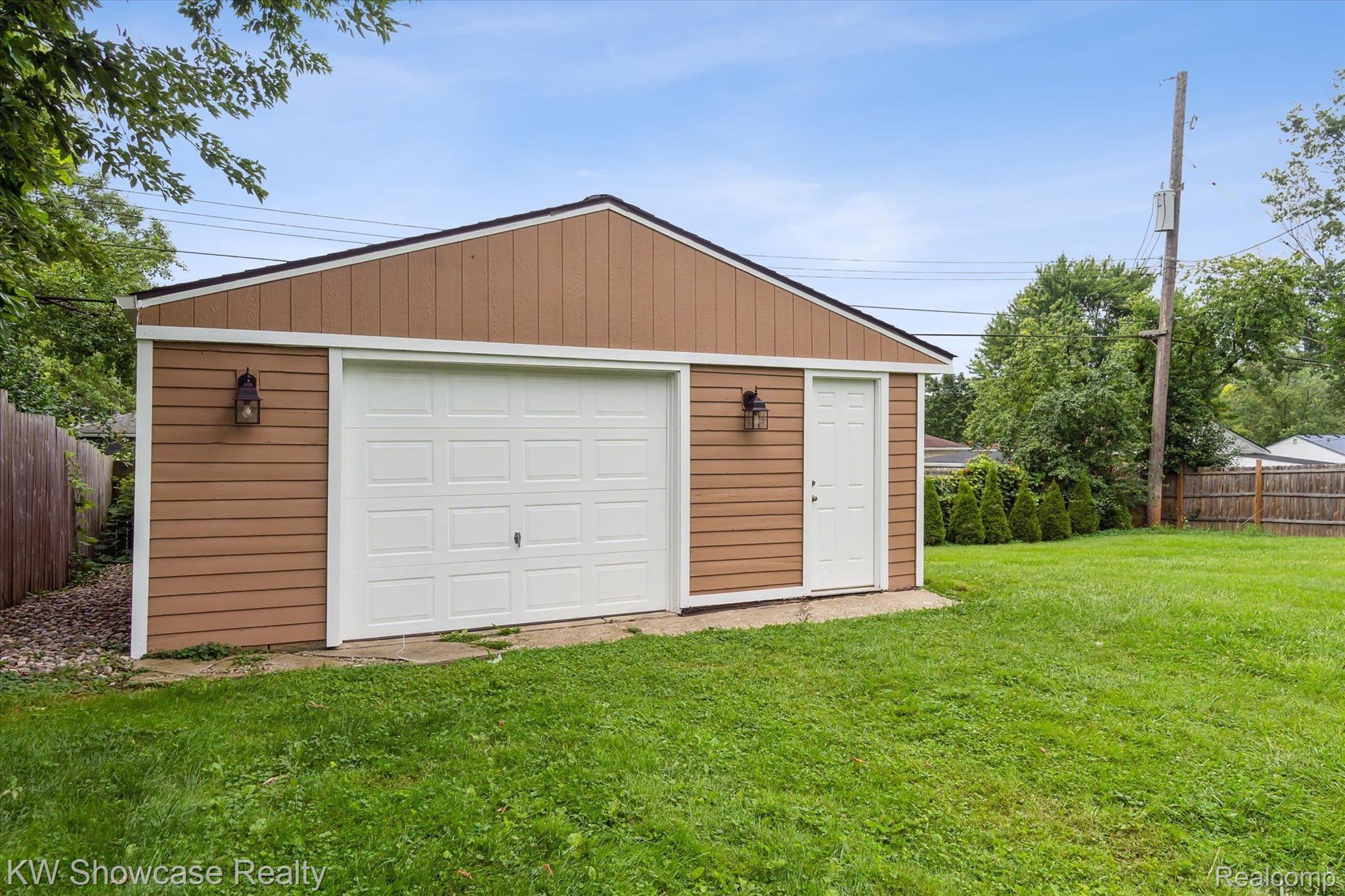 1980 Henbert Road West Bloomfield, MI 48324 - Photo 22 of 24 The garage has good electrical si with 50 amps