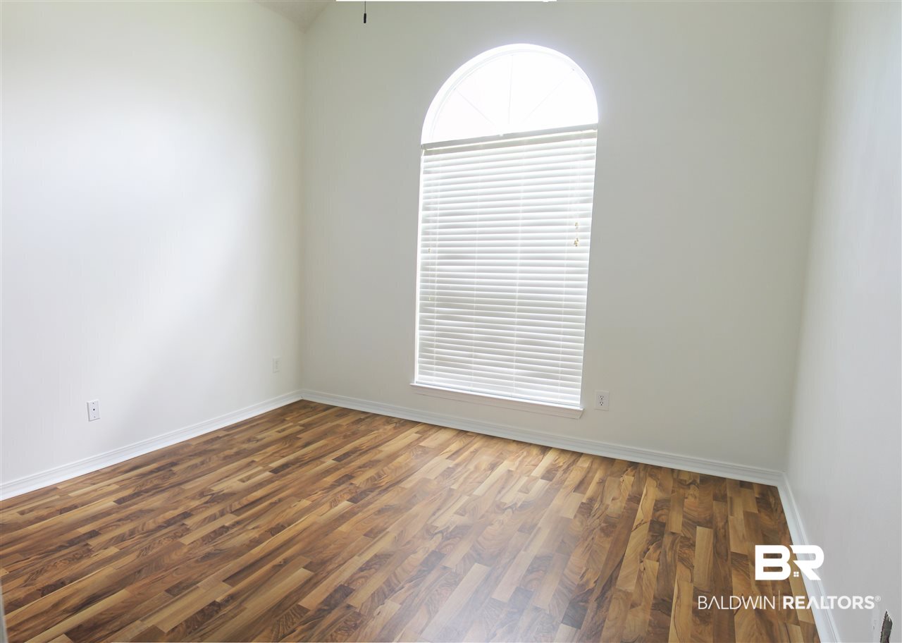 8522 Southern Oak Court Mobile, AL 36695 - Photo 12 of 21 Generous sized guest bedroom
