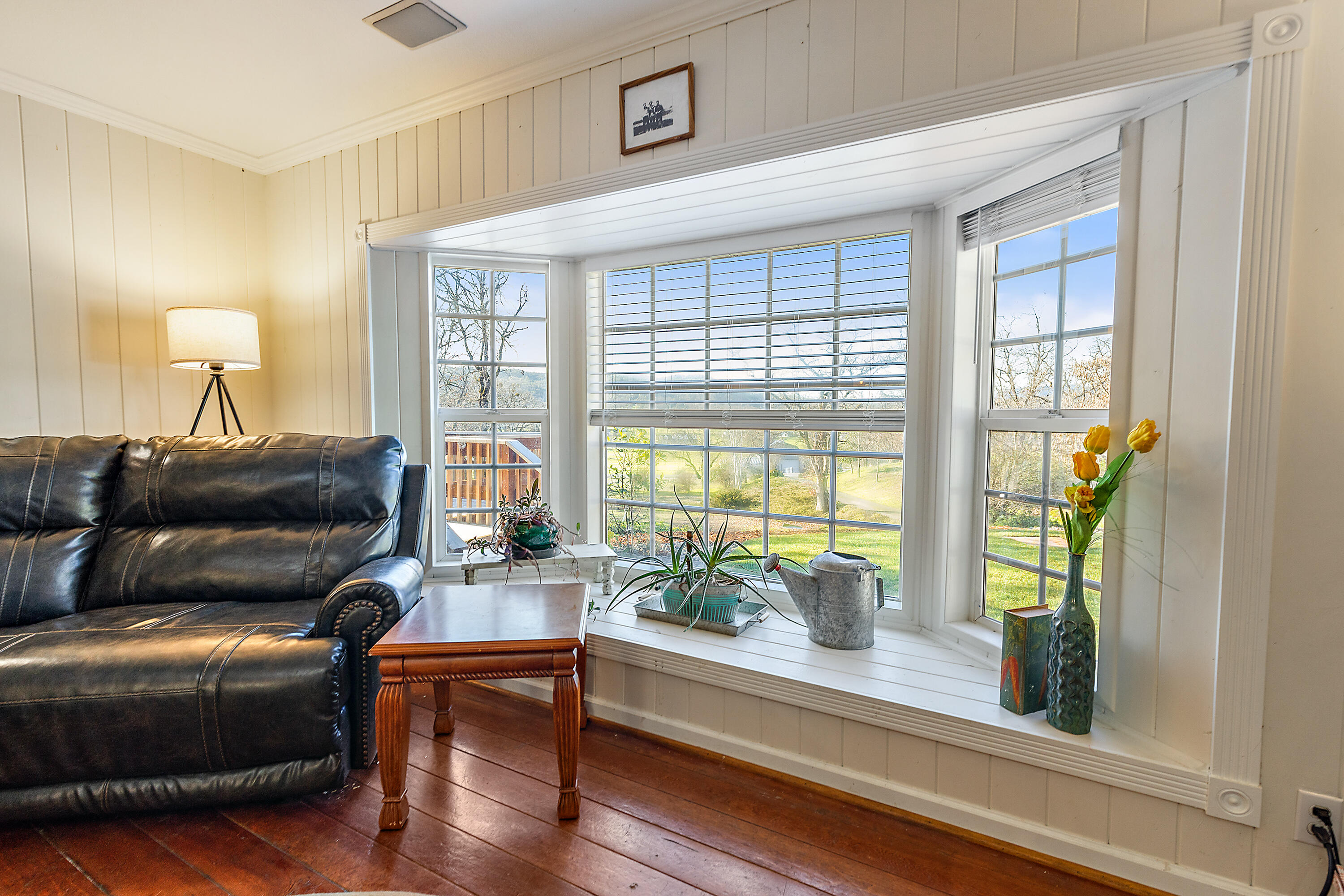 6150 Tolo Road Central Point, OR 97502 - Photo 15 of 51 a living room with furniture and a potted plant