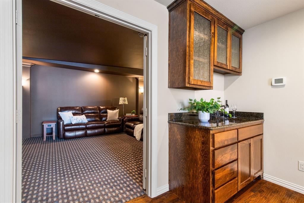 4111 Broadmoor Way Frisco, TX 75033 - Photo 28 of 38 a hallway with a potted plant on the table and chair