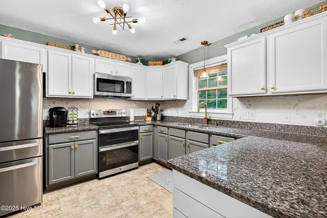 $304,900 | 401 Savannah Drive, Jacksonville, NC 28546