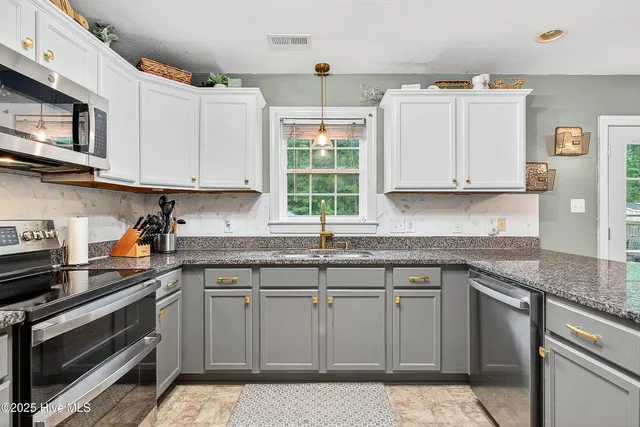 $304,900 | 401 Savannah Drive, Jacksonville, NC 28546