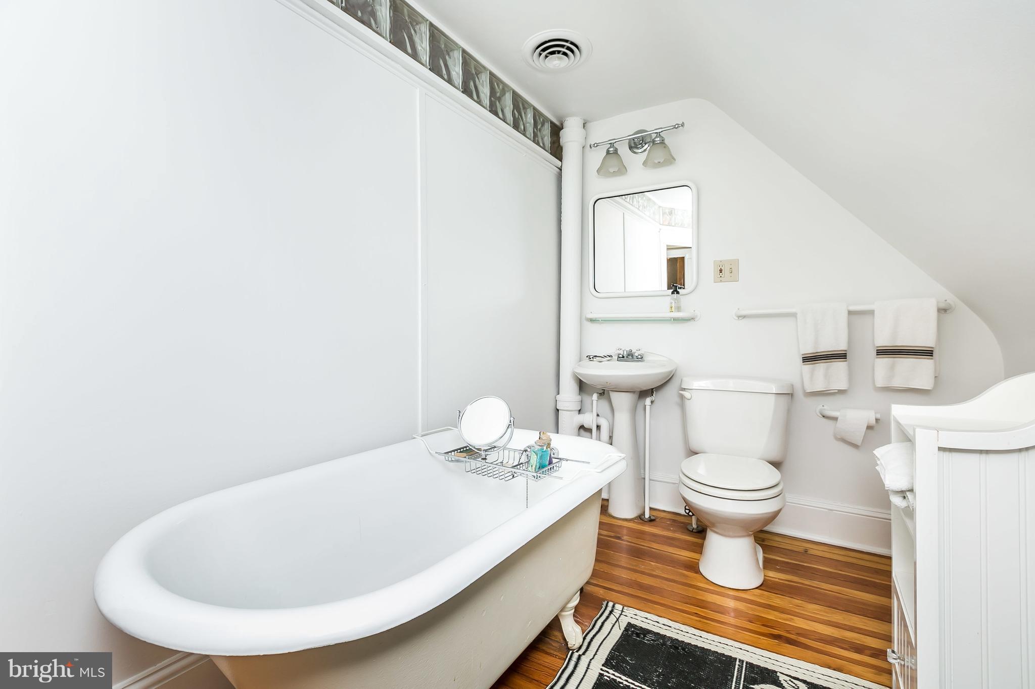 8 Englewood Road Baltimore, MD 21210 - Photo 23 of 29 Third floor hall bath with claw foot soaking tub