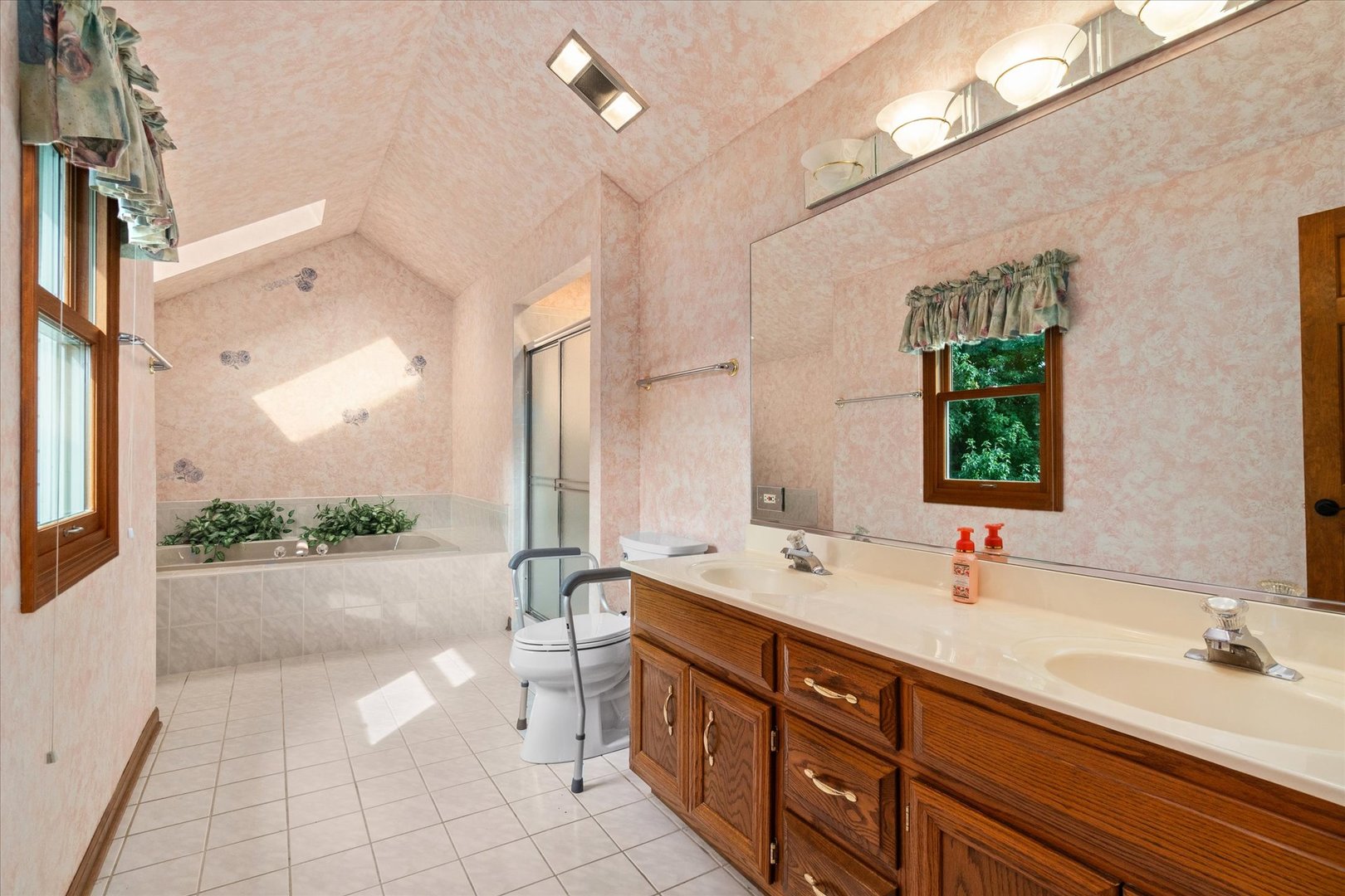 1308 Hamlet Road Naperville, IL 60564 - Photo 17 of 48 Gallery Image 17