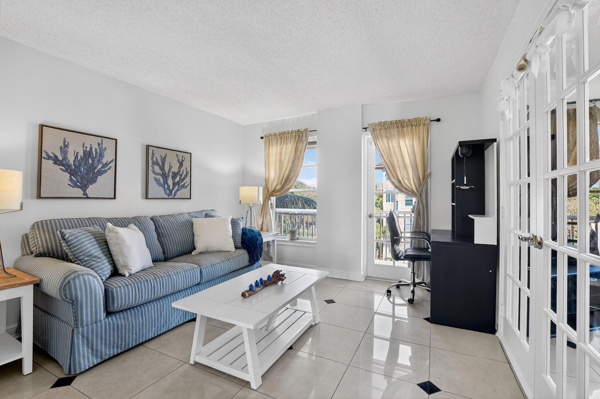 951 De Soto Road, Unit 427 Boca Raton, FL 33432 - Photo 20 of 50 a living room with furniture and a window