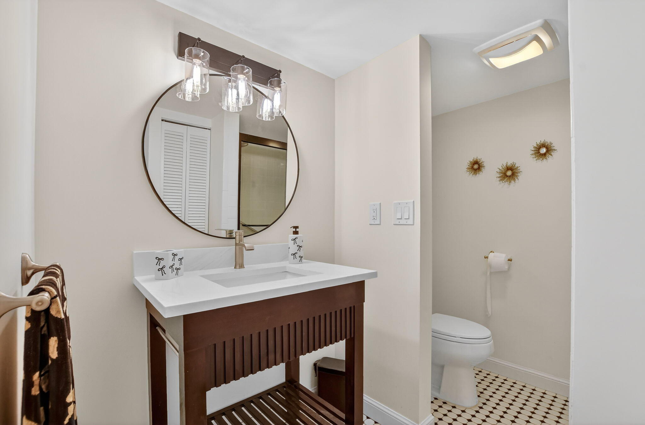 951 De Soto Road, Unit 427 Boca Raton, FL 33432 - Photo 27 of 50 a bathroom with a sink toilet and a mirror