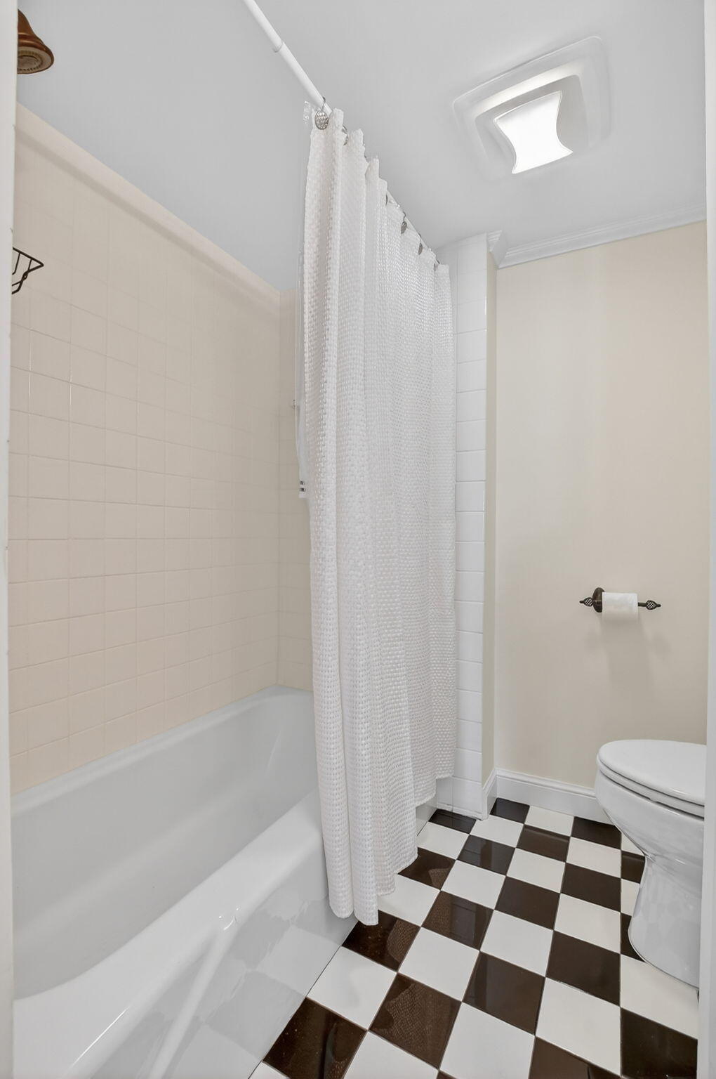 951 De Soto Road, Unit 427 Boca Raton, FL 33432 - Photo 33 of 50 a bathroom with a bathtub and a shower