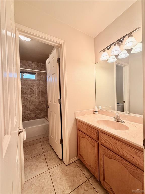 20724 North Fm 493 Road Edcouch, TX 78538 - Photo 11 of 20 a bathroom with a bathtub a sink and a mirror