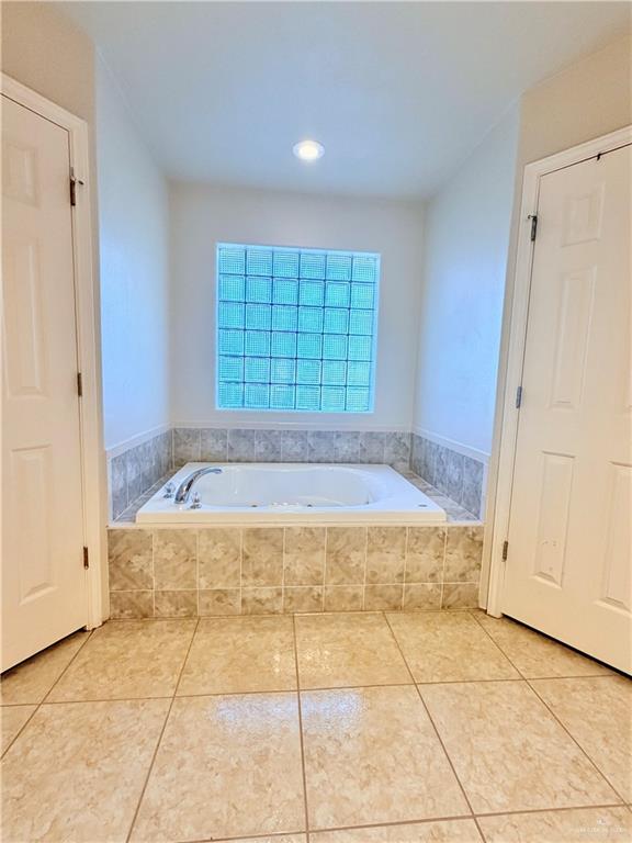 20724 North Fm 493 Road Edcouch, TX 78538 - Photo 9 of 20 a view of bathroom with bathtub and shower