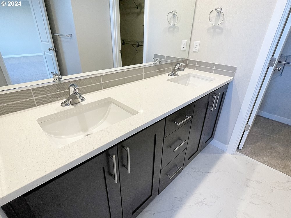 8728 North 3rd Street Ridgefield, WA 98642 - Photo 21 of 33 a bathroom with a sink and a mirror