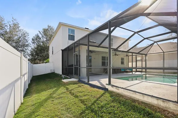 a view of a backyard