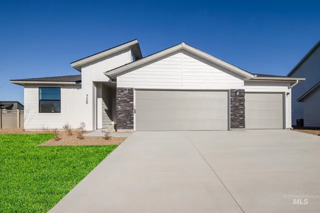 $379,990 | 728 Strike Eagle Street, Mountain Home, ID 83647