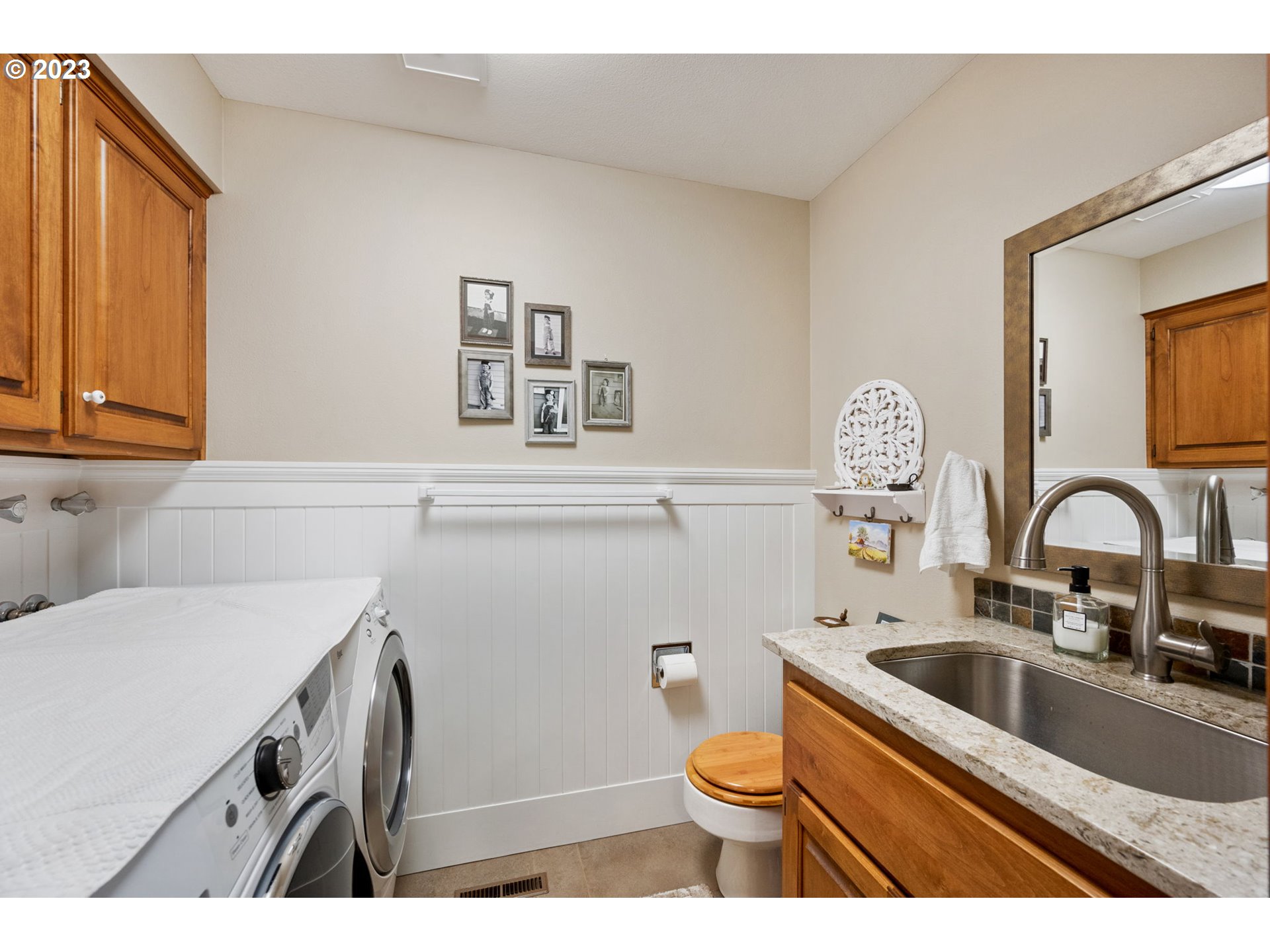 30681 South Needy Road Canby, OR 97013 - Photo 17 of 48 a bathroom with a sink a toilet and a window
