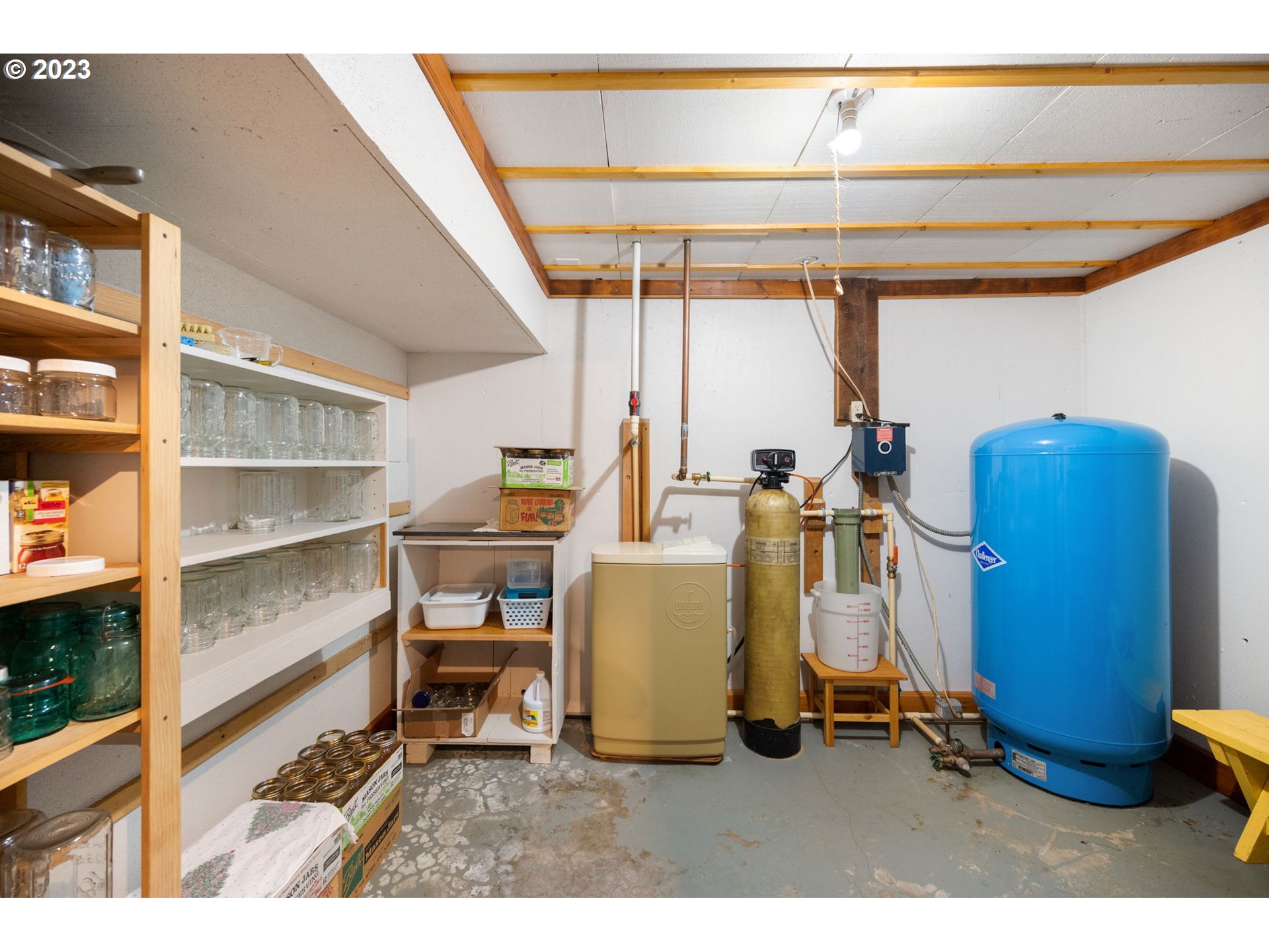 30681 South Needy Road Canby, OR 97013 - Photo 27 of 48 a room with table and chairs