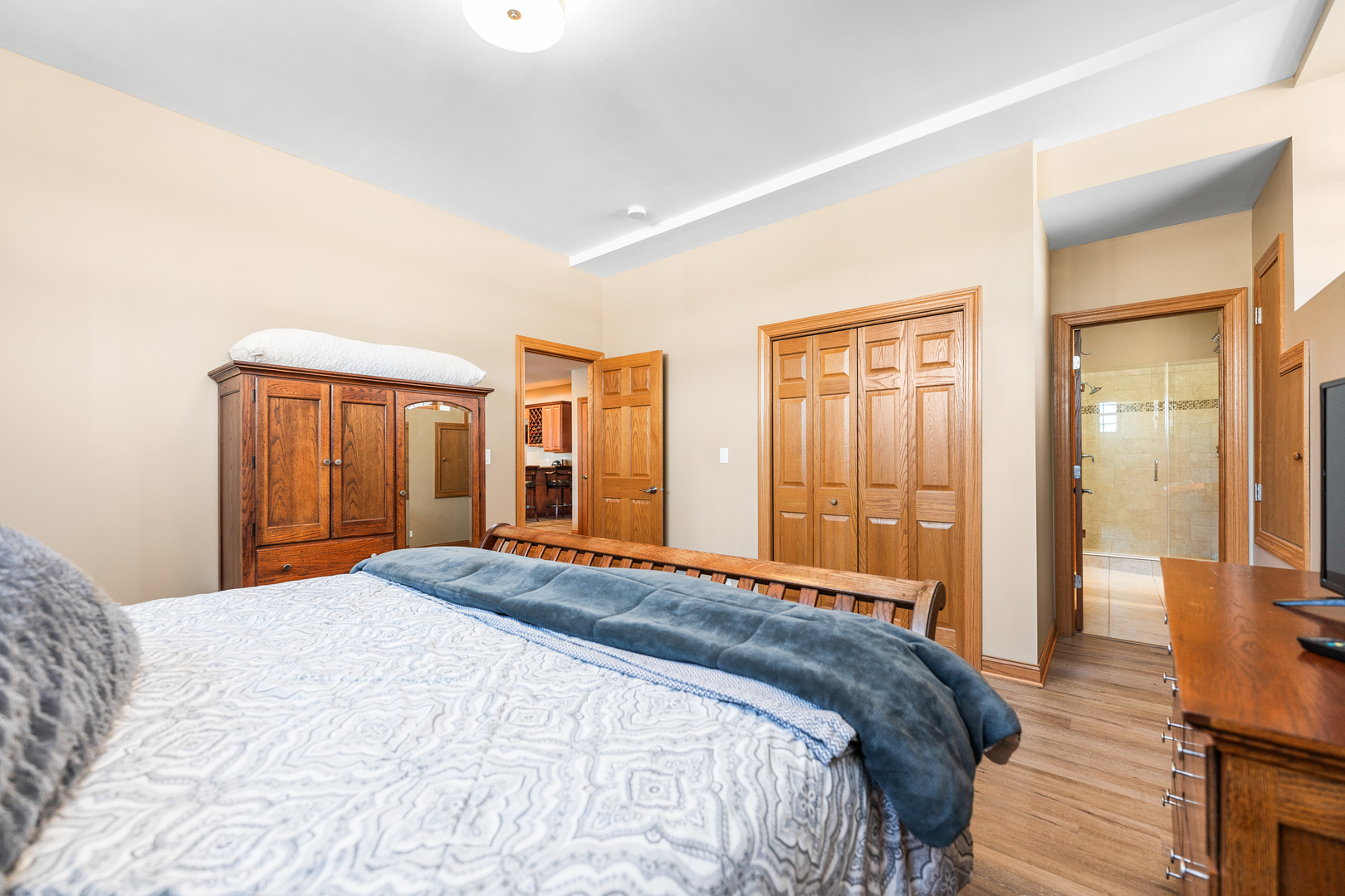 39W310 Cranston Road St. Charles, IL 60175 - Photo 49 of 87 a bedroom with a large bed and a large mirror