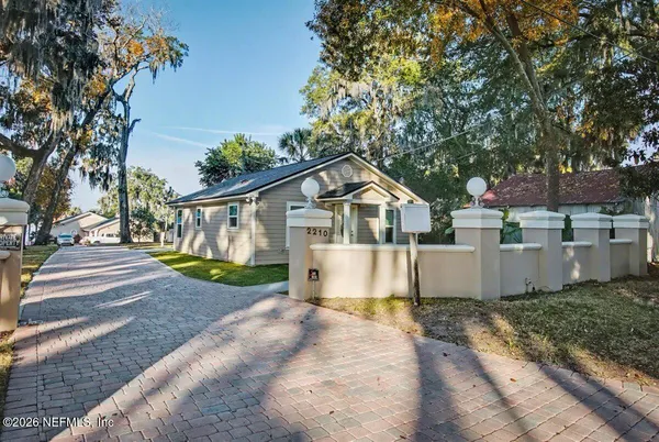 a view of a yard in front of house