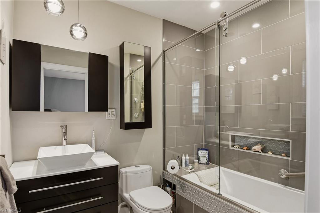 1943 Robinhood Road Winston-Salem, NC 27104 - Photo 20 of 43 Primary en suite full bathroom