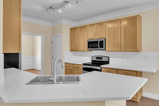 a view of a yard with a tree