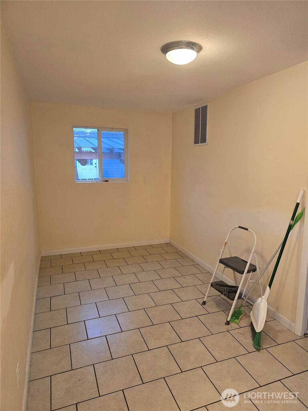 1205 Cedar Street Raymond, WA 98577 - Photo 4 of 8 a room with a rug and white walls