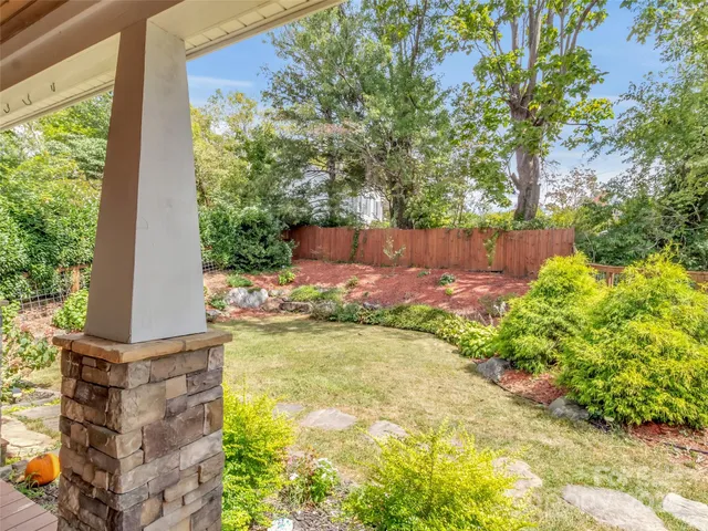 a view of a house with backyard and porch