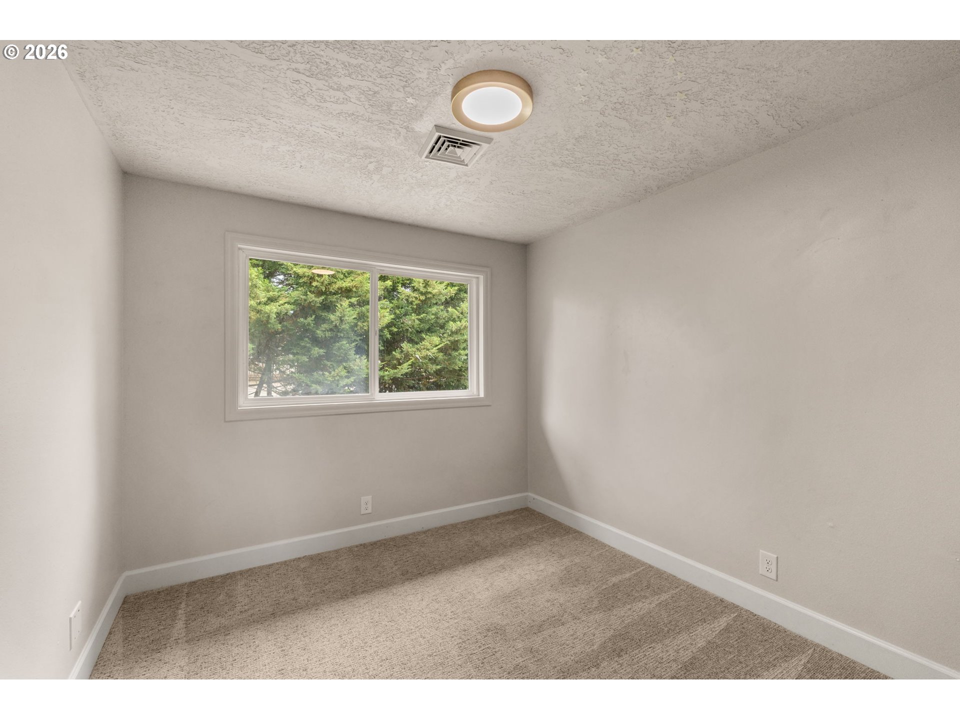 1995 Greiner Street Eugene, OR 97405 - Photo 27 of 39 an empty room with windows