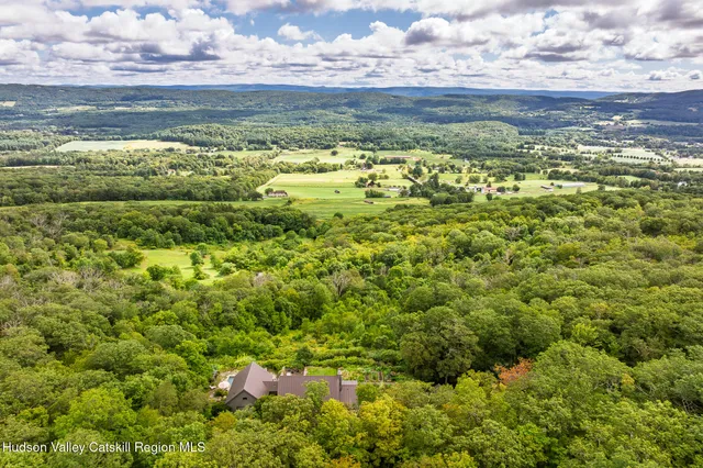 a view of a back yard