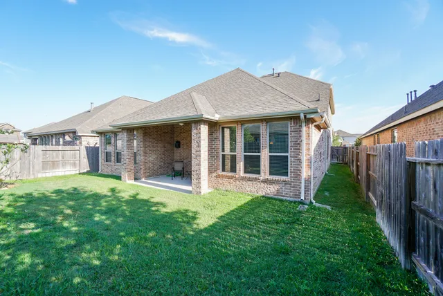 a view of a house with backyard and porch