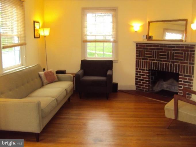 4210 Fordham Road Baltimore, MD 21229 - Photo 22 of 26 Living Room