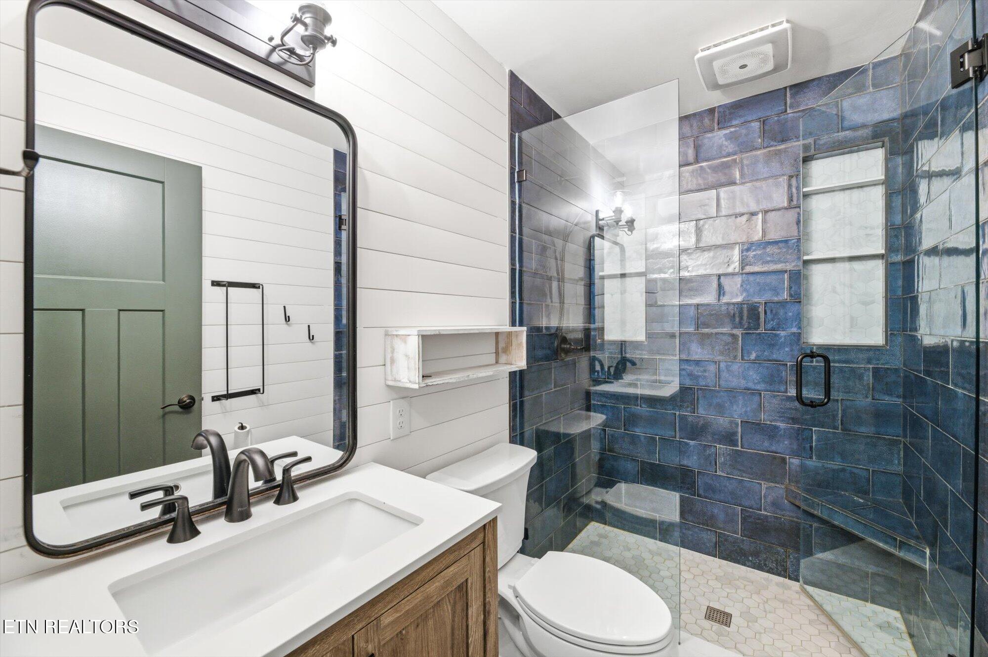 304 Oran Road Knoxville, TN 37934 - Photo 19 of 56 Hall bathroom