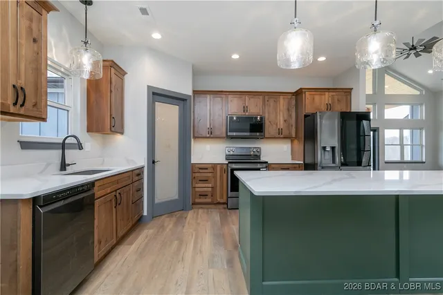 $825,000 | 31291 Los Breezes Circle, Rocky Mount, MO 65072