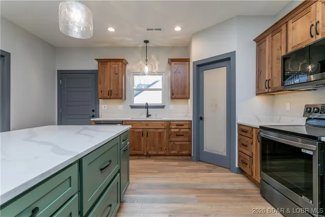 $825,000 | 31291 Los Breezes Circle, Rocky Mount, MO 65072