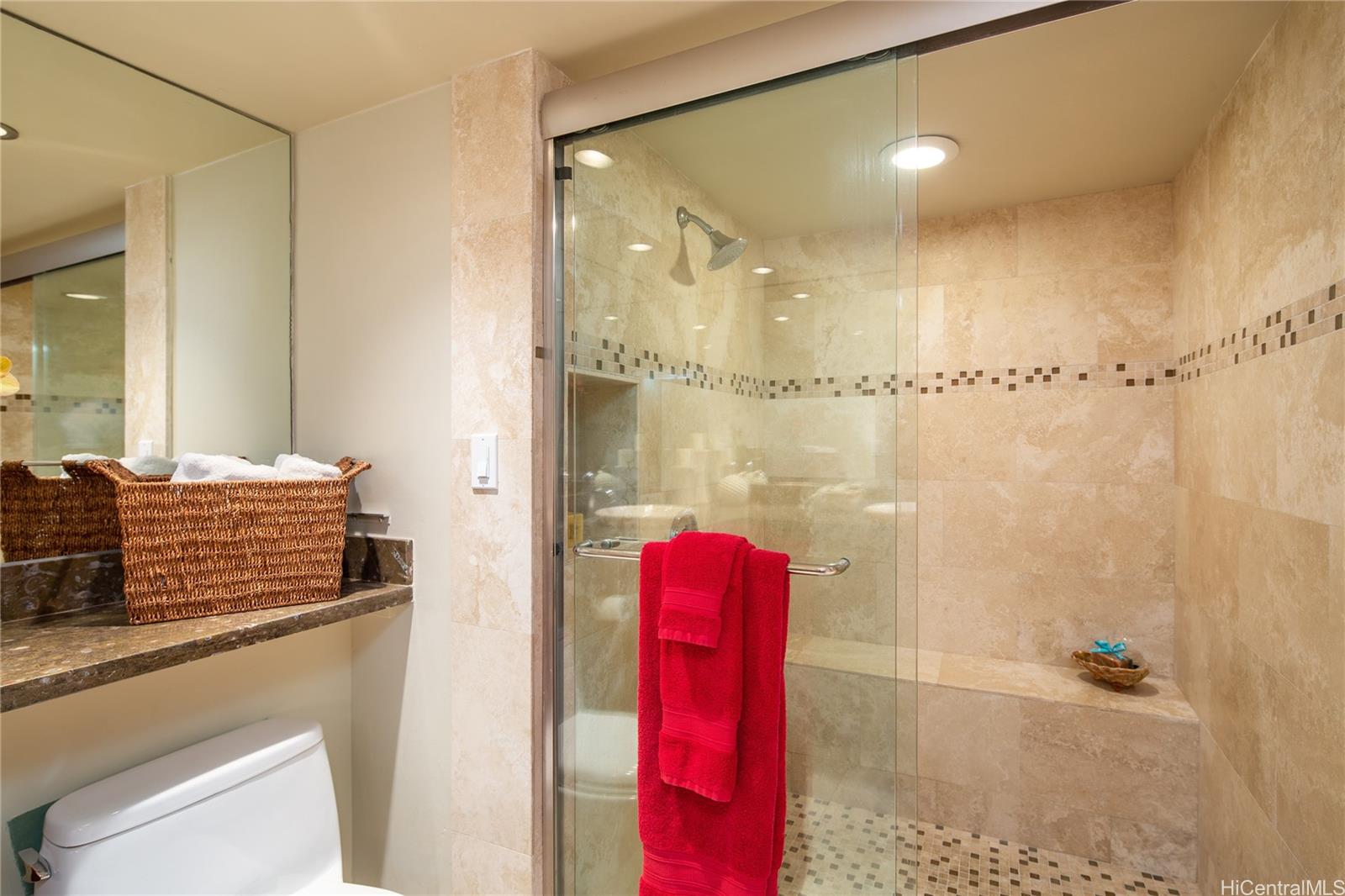 240 Makee Road, Unit 12C Honolulu, HI 96815 - Photo 12 of 21 Main bath