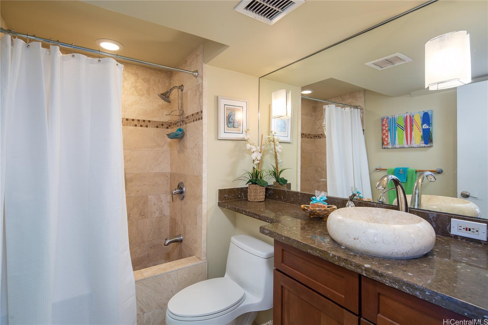 240 Makee Road, Unit 12C Honolulu, HI 96815 - Photo 13 of 21 Guest bath