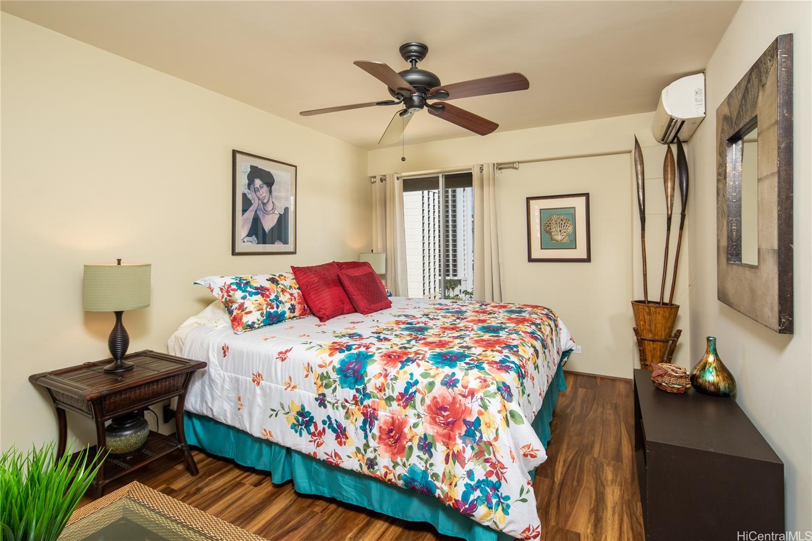 240 Makee Road, Unit 12C Honolulu, HI 96815 - Photo 8 of 21 Main bedroom with bath