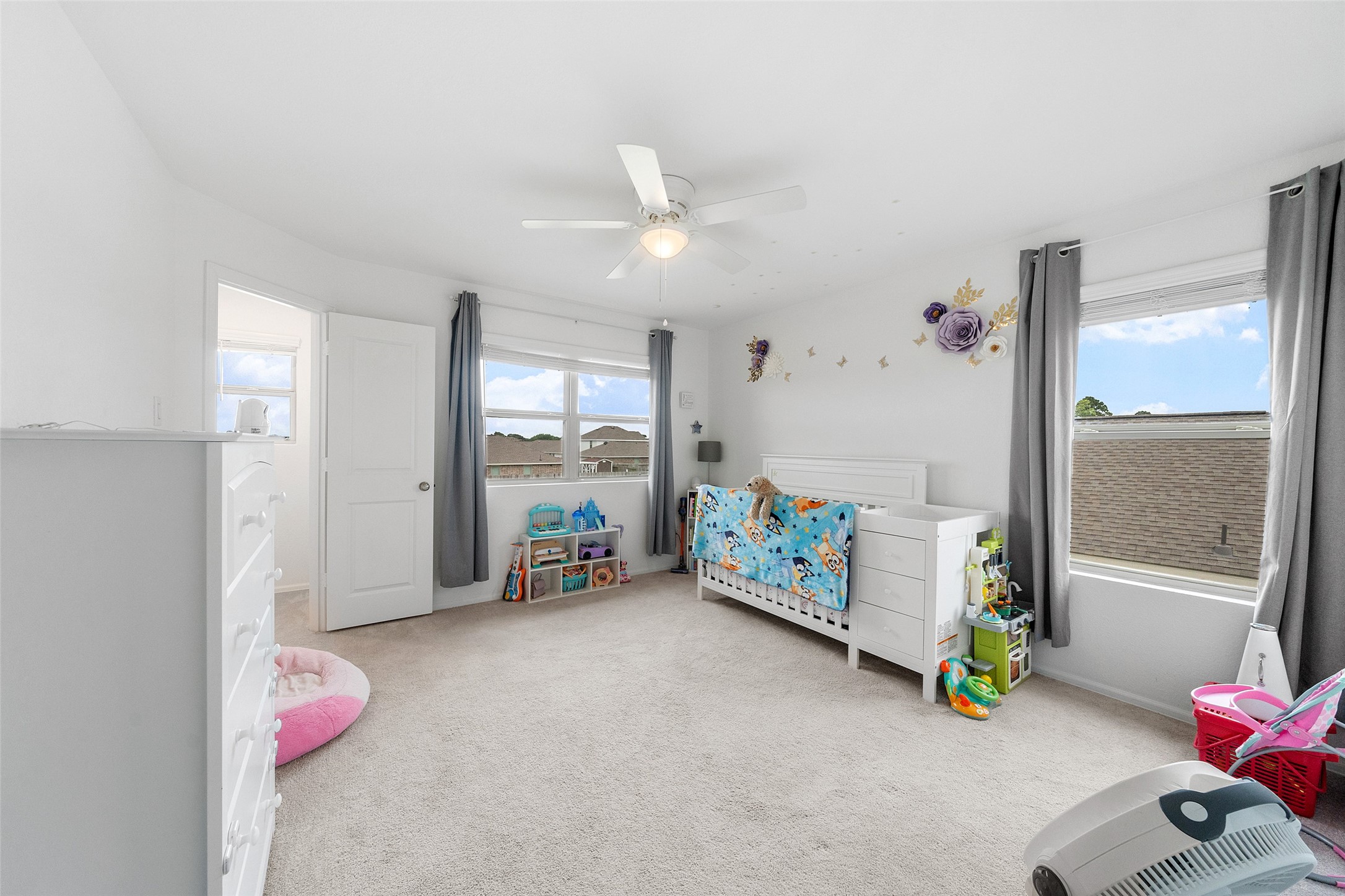 234 Bennett Street Angleton, TX 77515 - Photo 23 of 33 Secondary bedroom with so much space and a large closet.
