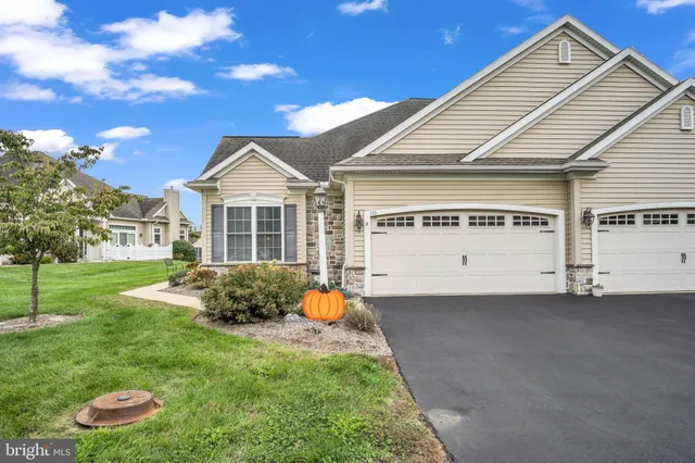 a view of a house with backyard and a garage