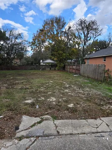 a view of a backyard