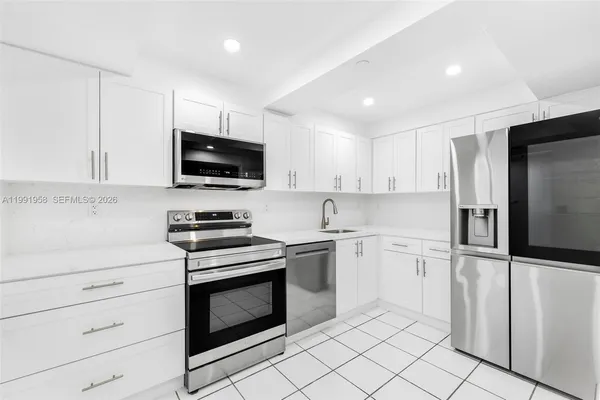$4,200 | 2401 Collins Avenue, Unit 1906, Miami Beach, FL 33140