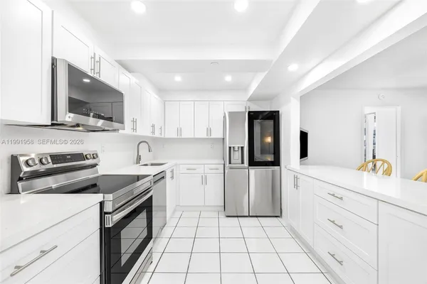 $4,200 | 2401 Collins Avenue, Unit 1906, Miami Beach, FL 33140
