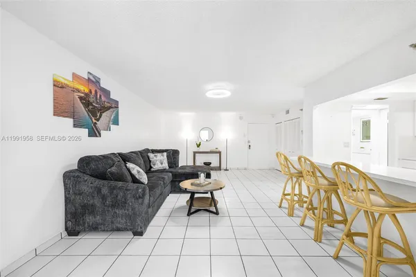 $4,200 | 2401 Collins Avenue, Unit 1906, Miami Beach, FL 33140