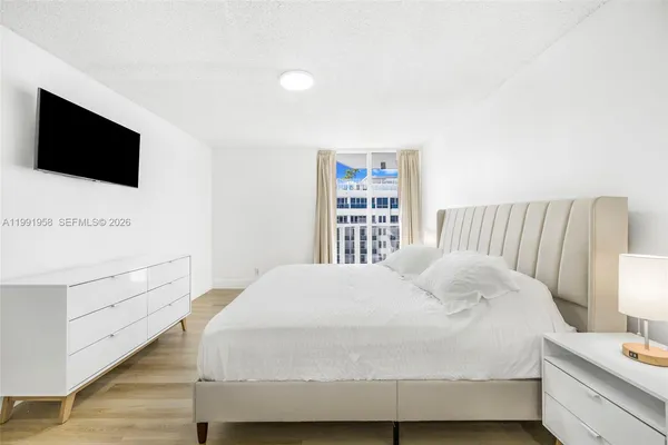 $4,200 | 2401 Collins Avenue, Unit 1906, Miami Beach, FL 33140