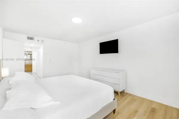 $4,200 | 2401 Collins Avenue, Unit 1906, Miami Beach, FL 33140