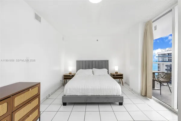 $4,200 | 2401 Collins Avenue, Unit 1906, Miami Beach, FL 33140