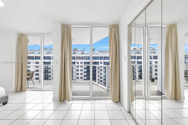 $4,200 | 2401 Collins Avenue, Unit 1906, Miami Beach, FL 33140