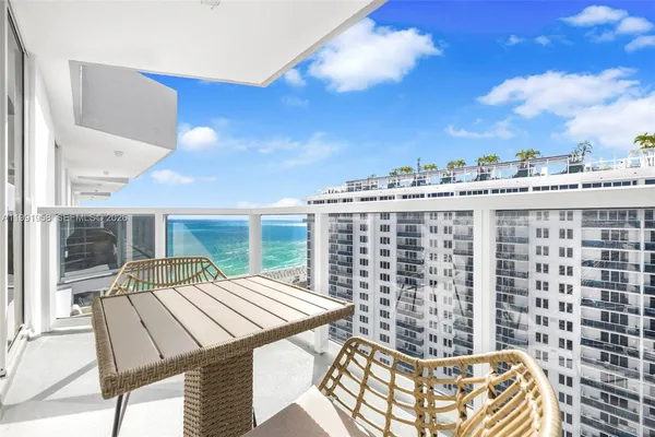 $4,200 | 2401 Collins Avenue, Unit 1906, Miami Beach, FL 33140