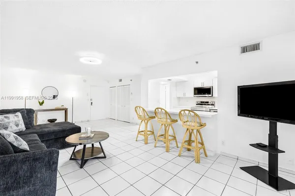 $4,200 | 2401 Collins Avenue, Unit 1906, Miami Beach, FL 33140