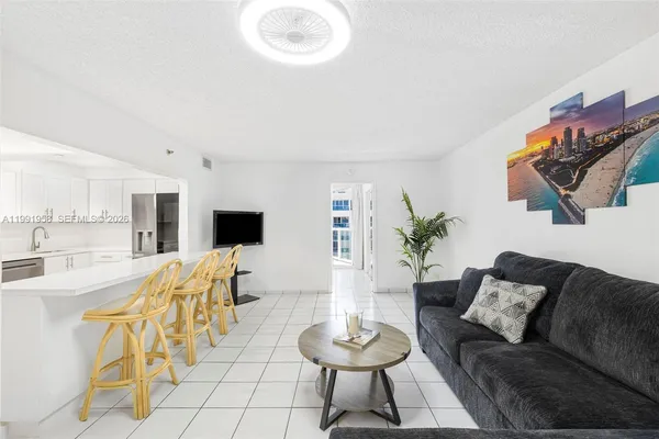 $4,200 | 2401 Collins Avenue, Unit 1906, Miami Beach, FL 33140