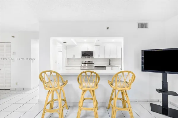 $4,200 | 2401 Collins Avenue, Unit 1906, Miami Beach, FL 33140