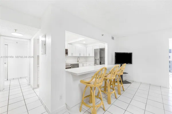 $4,200 | 2401 Collins Avenue, Unit 1906, Miami Beach, FL 33140